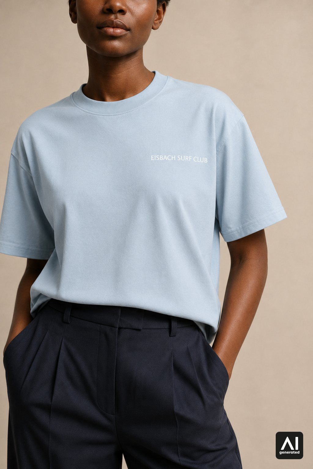 Damen-T-Shirt „Eisbach Surf Club“ in Stonewash Denim – Detailansicht